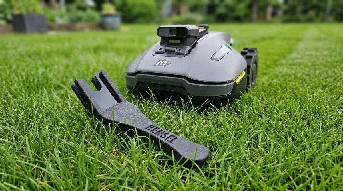 Messerwechsel-Werkzeug aus PETG-GF neben einem Mähroboter auf Rasen